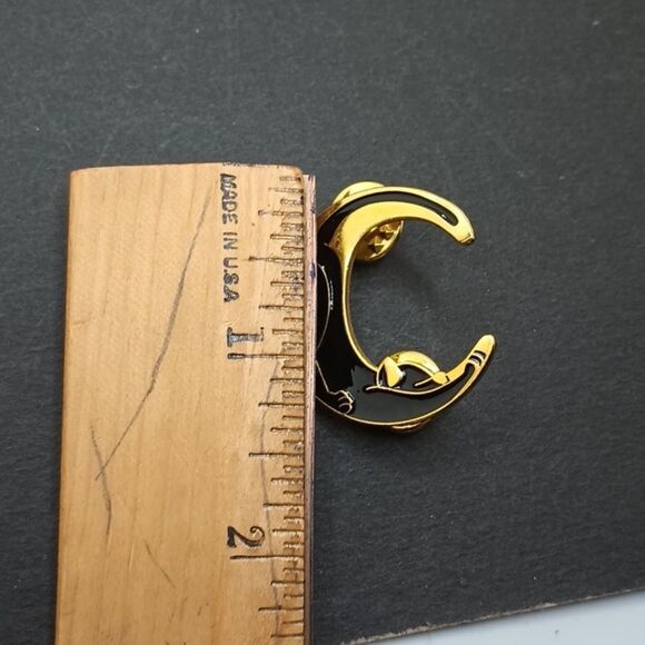 BLACK cat stretching crescent moon pin brooch - Picture 2 of 3